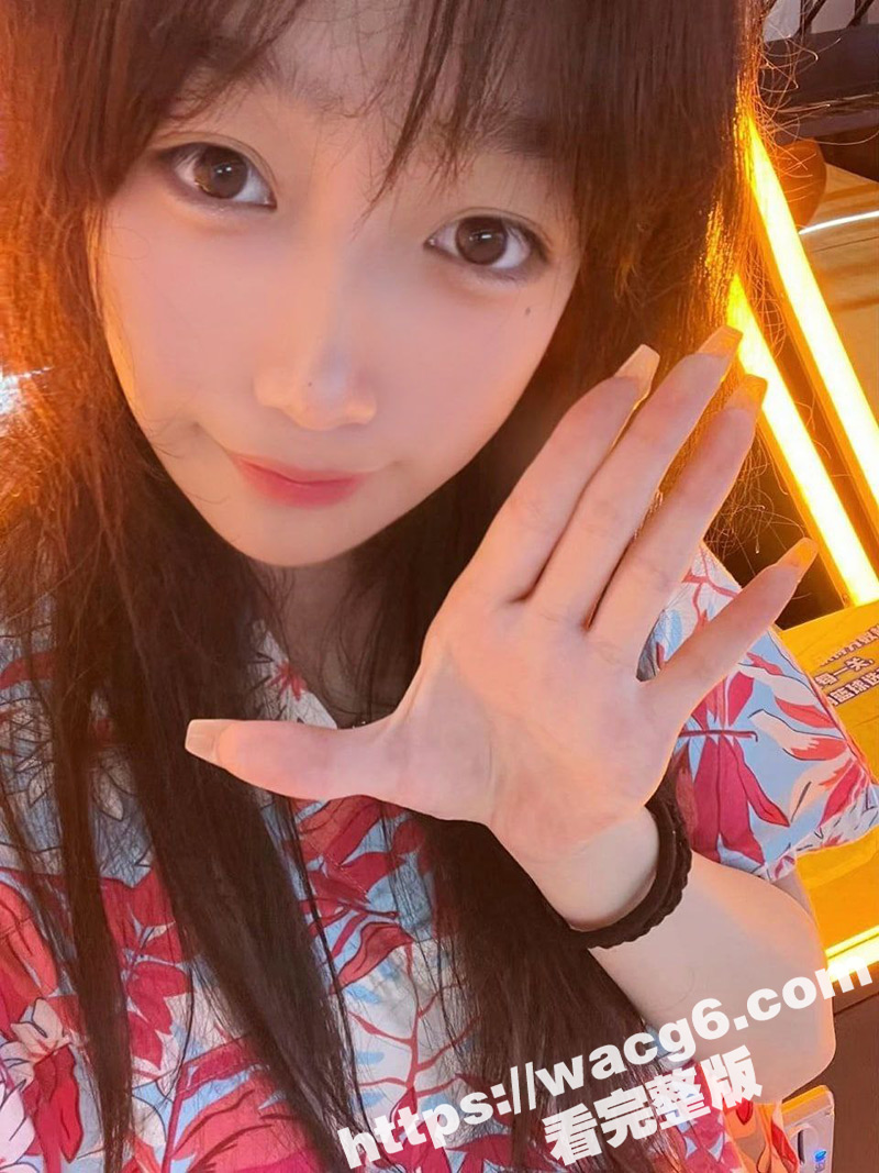 外表清纯大一学妹 刚满18岁就开始被学长各种调教 吃鸡巴的样子简直太反差了！