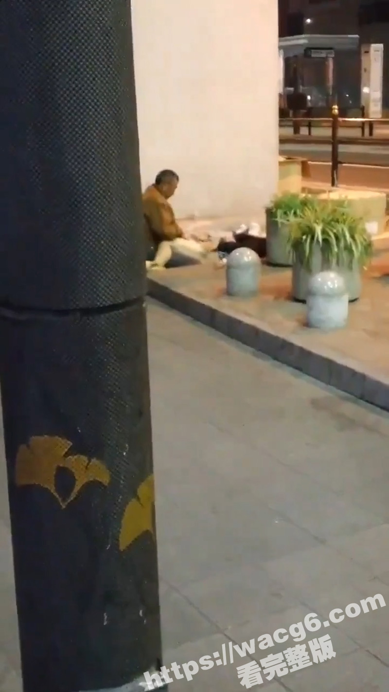 日本大阪醉酒少女 惨遭路过流浪汉老头强奸 其全过程被路人偷拍！太可怕了 瓜友们喝多时一定要注意些啊！