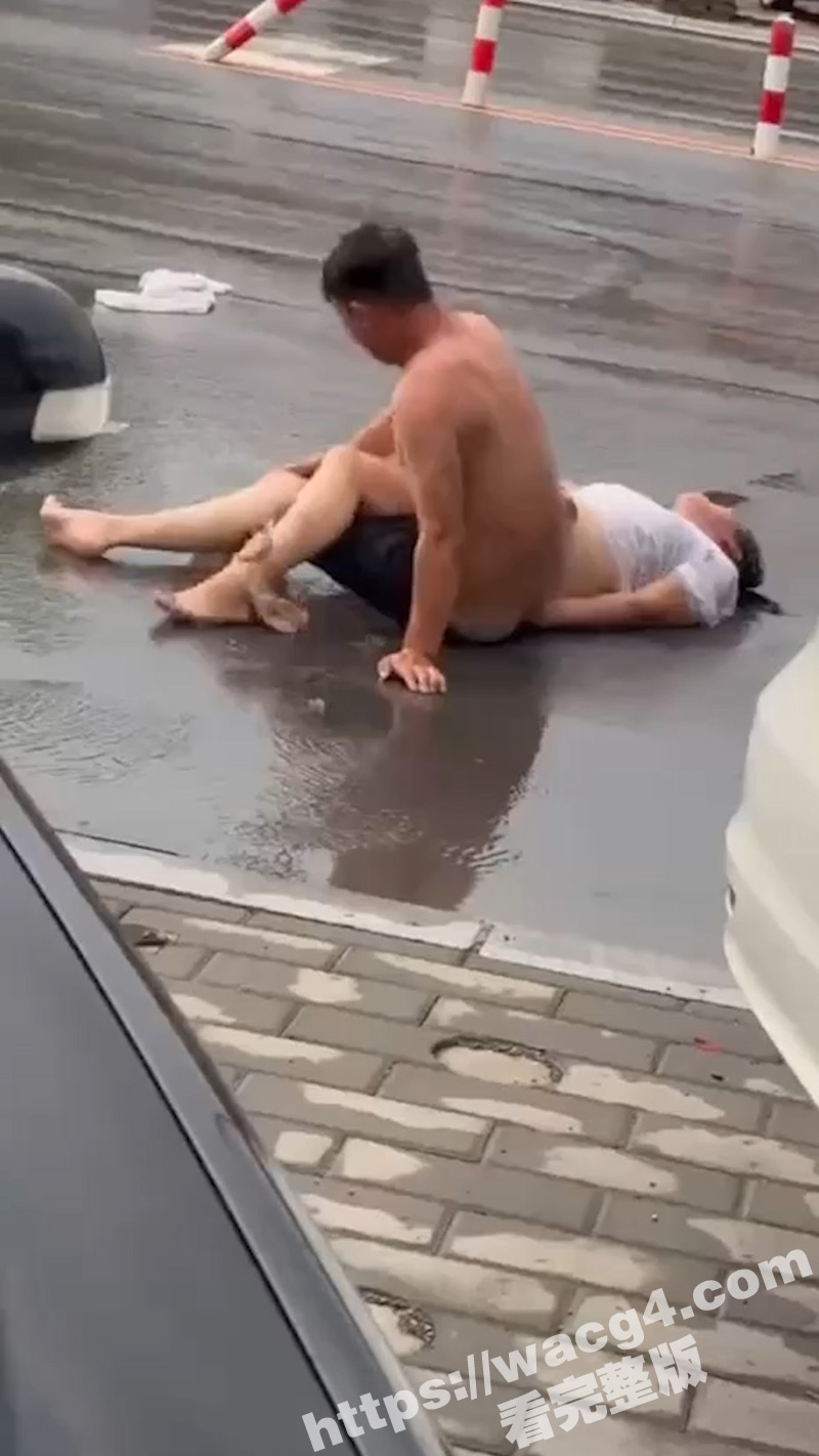 虎女大街上强行与老公做爱 并直言让路人看！大哥裤子都被脱一半了 实在不行就从了她呢？