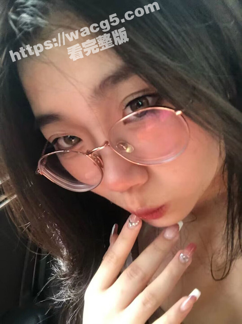 终极反差女教师 巨乳微胖蜜桃臀 穿着黑丝崛起屁股等着大屌插入 瓜友们是不是戴眼镜的都这么反差啊？