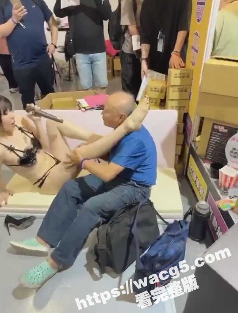 台妹成人展白发老头搞嫩妹 抓着脚就是一顿猛舔玩得挺花 你大爷还是当年的大爷