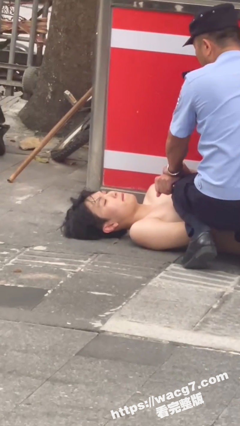 广州街头惊现裸体男子事件 直接坐在路人的电瓶车上 无码视频
