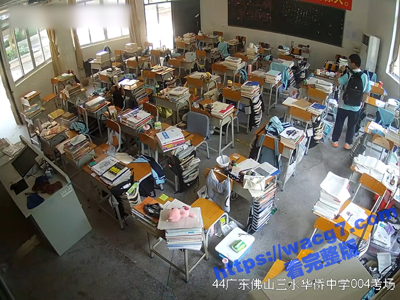 广东佛山侨中四班瓜！男生拿女生衣服打飞机喝女同学水完整版视频来了！事后男生被学校谈话后跳楼了！
