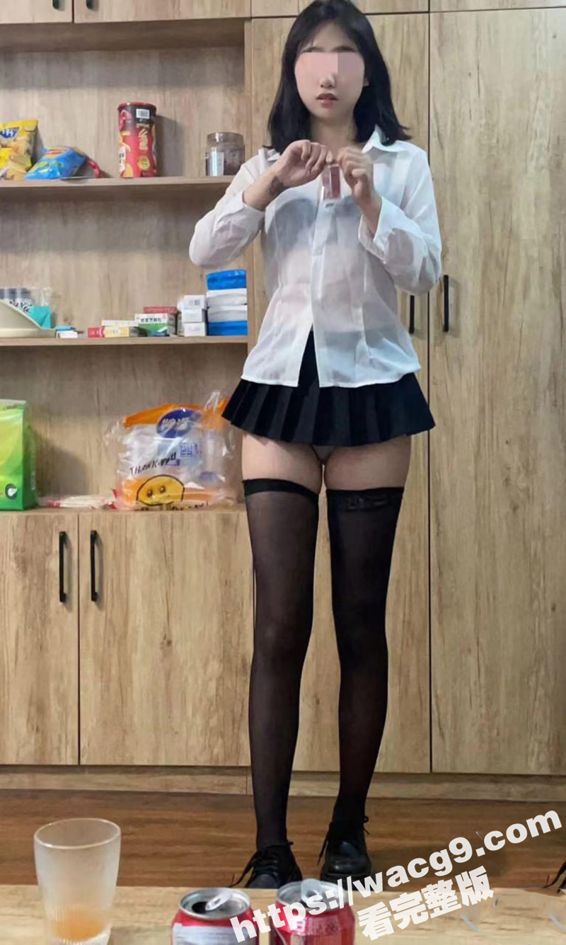 隔壁班的住校班花身穿黑丝JK翻墙出来约炮 酒后那深情舔屌的模样反差到了极致 这口活简直太棒了 ！