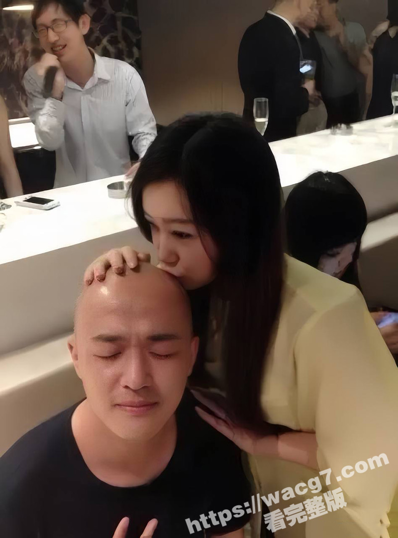 娱乐圈大瓜！素人博主晒与包贝尔早期亲密照片 被包贝尔私信威胁 博主回怼尽显暧昧！包文婧坐不住了！