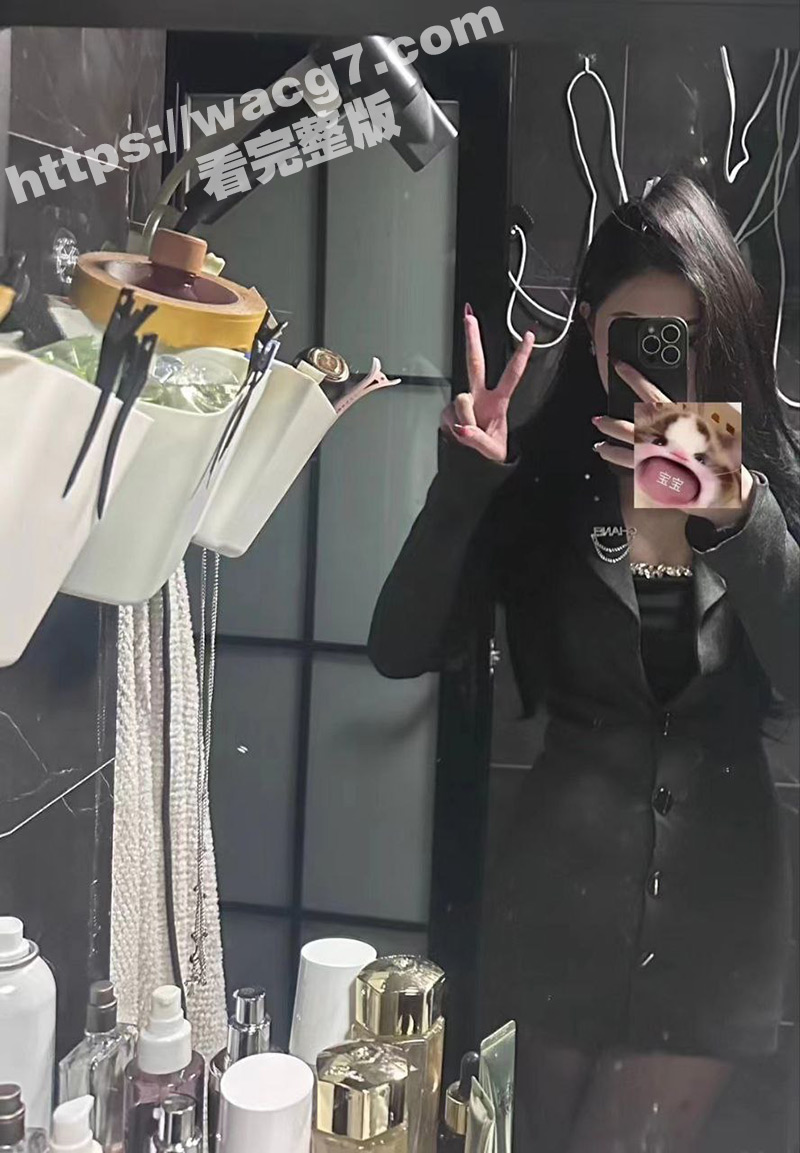 武汉高颜值酒吧女营销 为了订台业绩与客户约炮陪睡 还被客户在酒吧厕所内射！