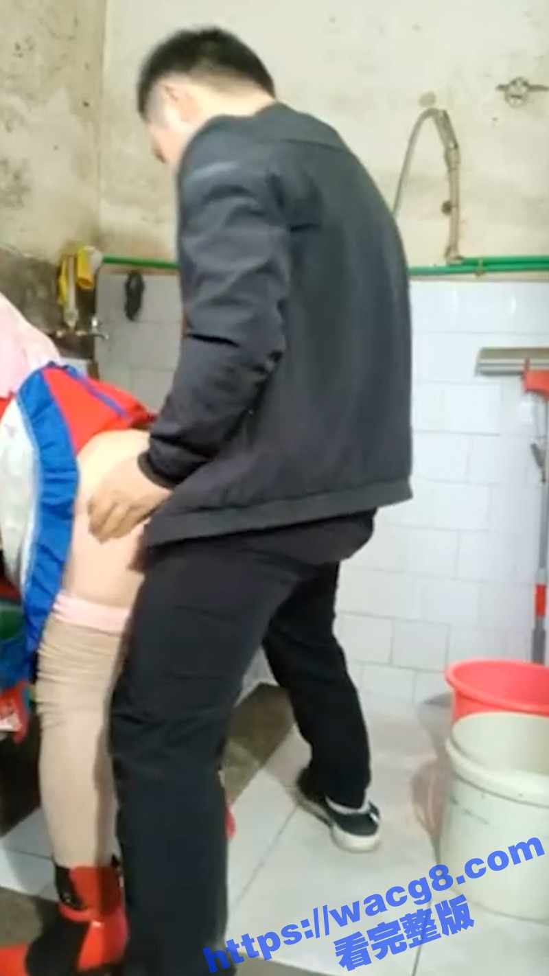 小伙刚下班就去找村里老寡妇打炮 衣服都不脱拔下裤子就迫不及待的往里干 这是真饿了啊啥都能吃下！