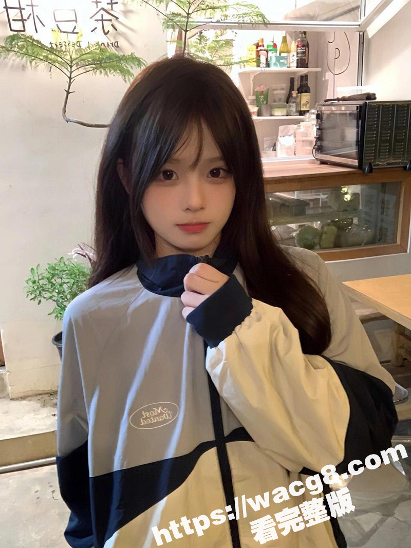 清纯少女被男友按在胯下狂暴式深喉口交 这是要往死了整啊 一点喘气的机会都不给 嘴巴都操肿了！