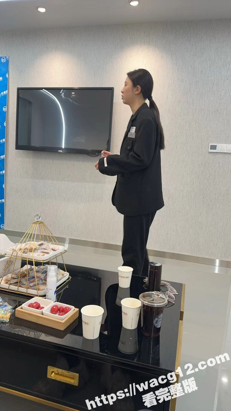 变态癖好大爆发：变态痴汉沉迷收集甜美少女原味内裤 健身房的洗手间里尽情宣泄欲望 还不忘跟朋友群里炫耀！