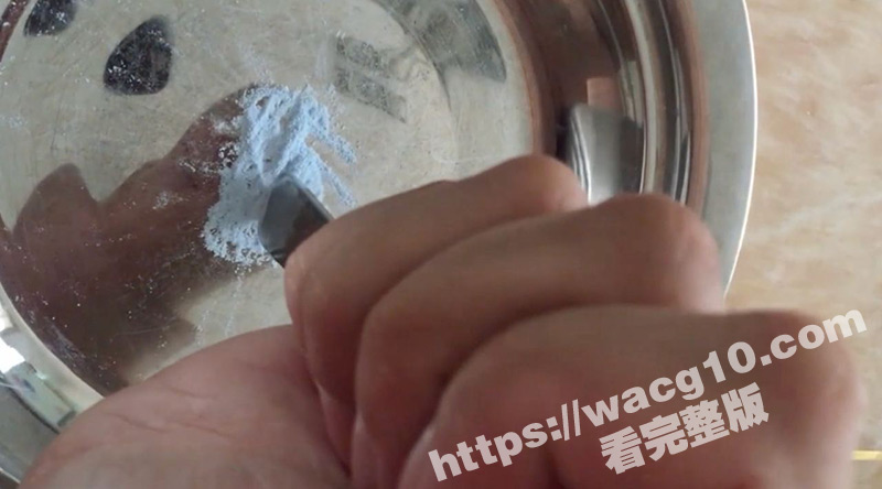 真实才最刺激！绿帽老公将自己小骚妻迷晕后 让40岁猥琐大叔迷奸 自己在旁边摄像记录！