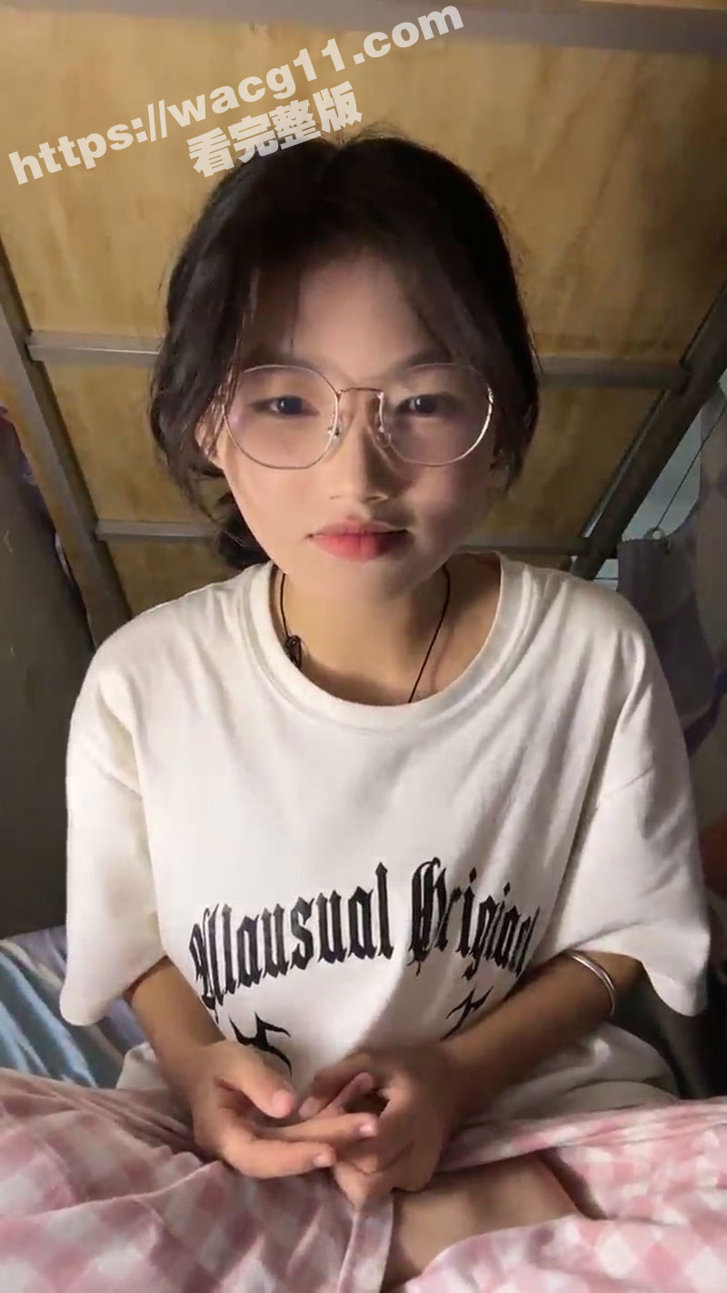 大学女神自慰偷拍曝光！211高校的眼镜妹反差婊，在宿舍蚊帐里疯狂发骚，贫乳玩弄假屌，爽到痉挛高潮！