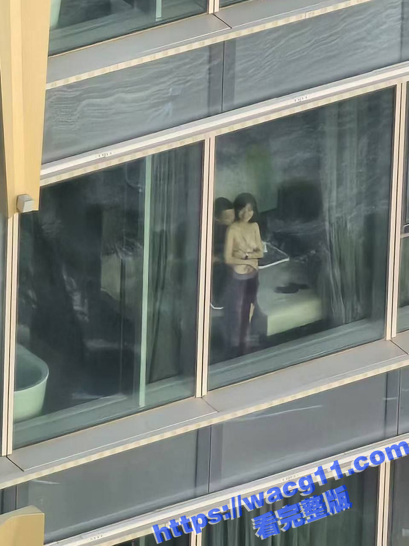 男女落地窗前深情做爱不慎被偷拍 视频中女主被调教的像母狗一样四肢着地 果然买的高才有视觉享受啊！