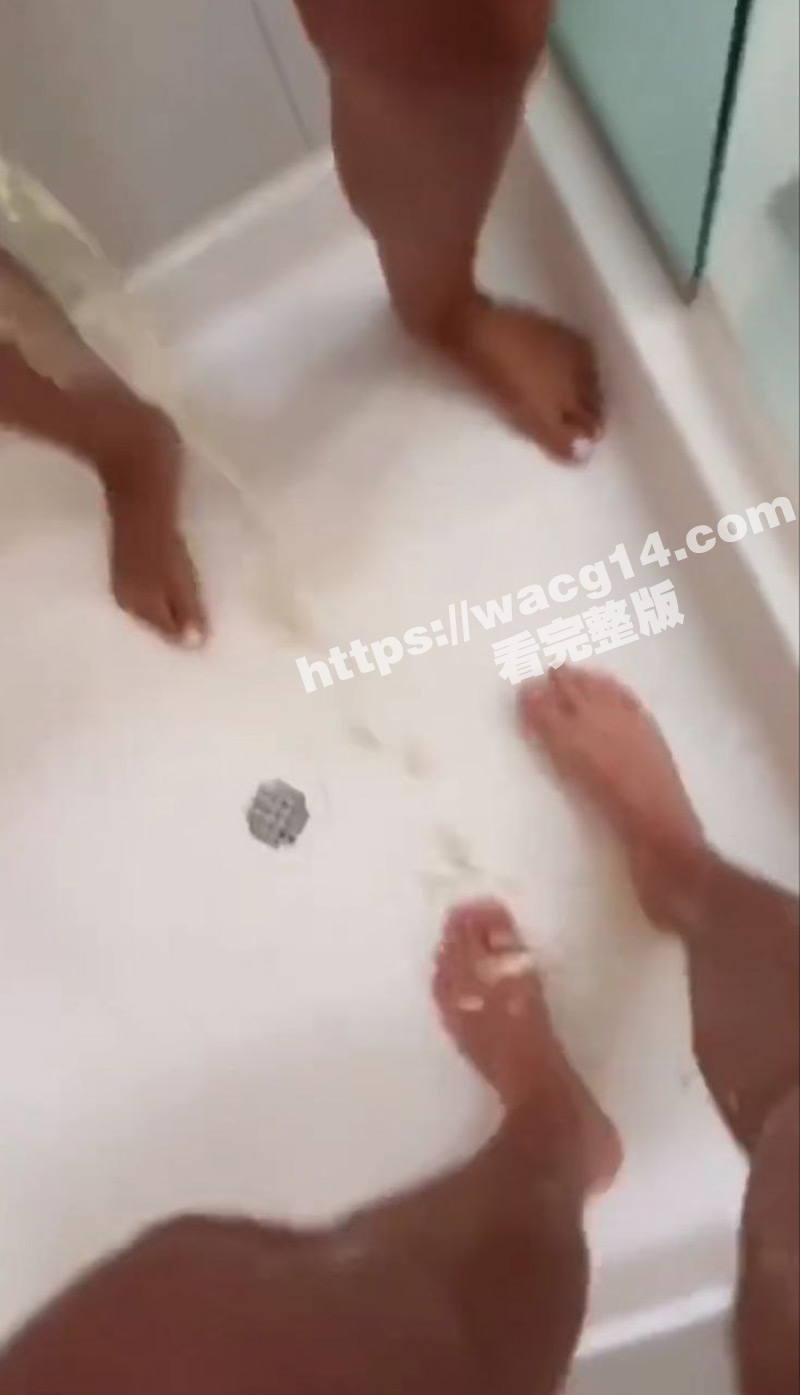 情侣之间添加情趣逆天的小游戏！洗澡时互相往身上滋尿比谁的水流大！不过女友这有点黄啊 是不是上火呢？