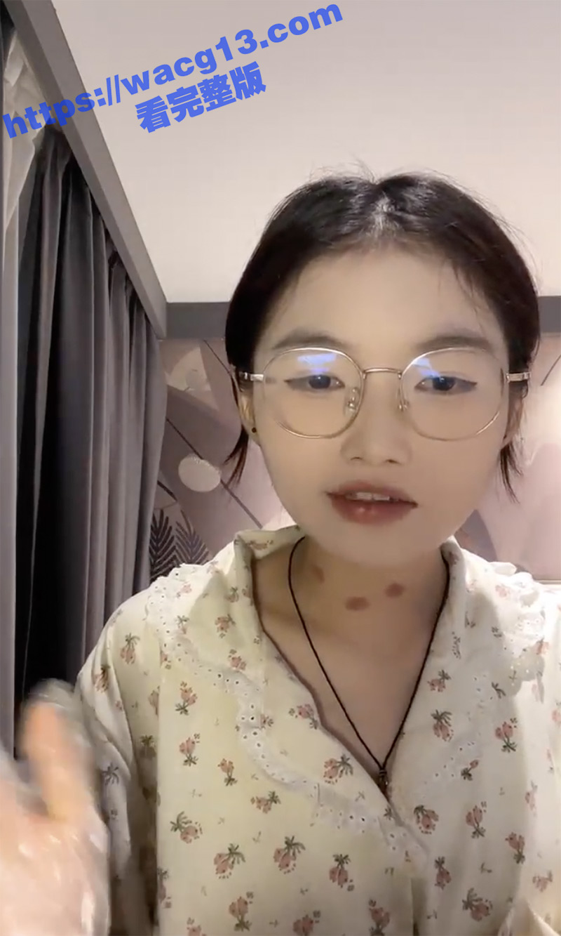 最近超火的困困兔 竟然带着好姐妹一起下海自慰大秀 粉嫩的酮体极具诱人！果然十个眼镜九个骚啊！