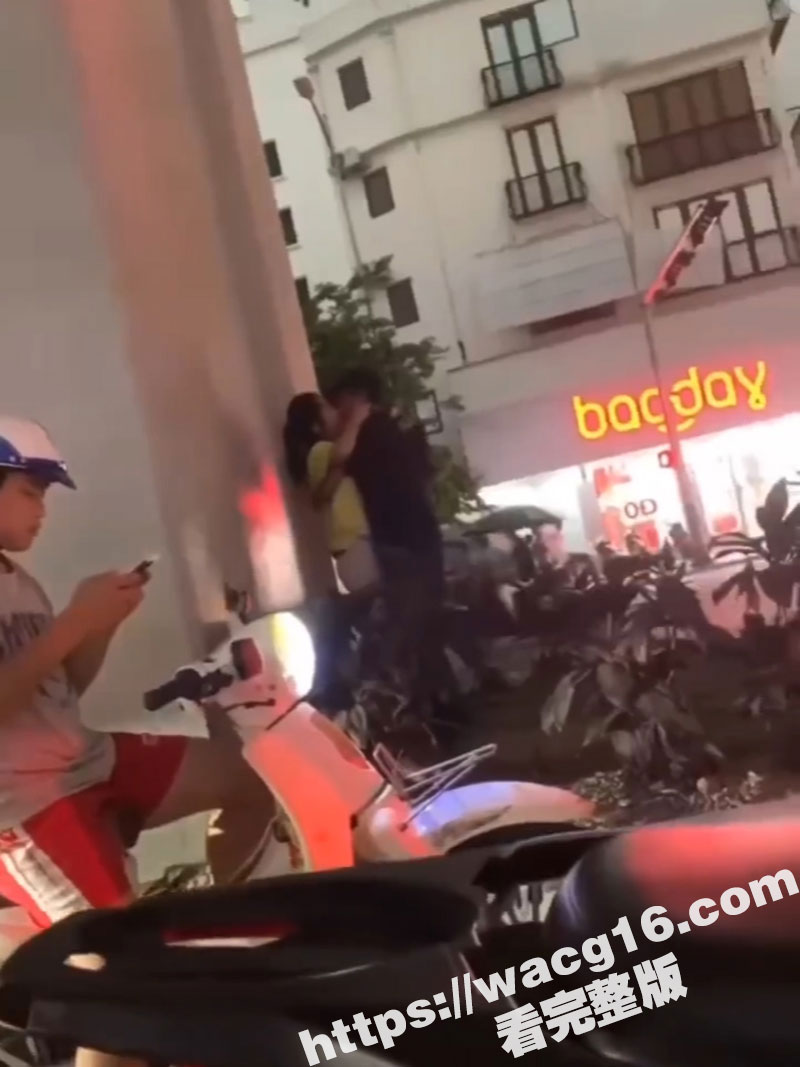 深夜桥下一对男女在人来人往的马路边行苟且之事 先是不停摸奶亲吻 后来更是直接脱下内裤准备从后插入！
