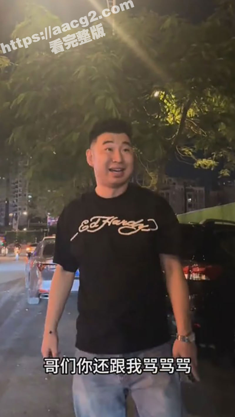 全网热搜 你这一身衣服值50块钱吗 男子开老款CC 路怒美式拦截特斯拉 被出言辱骂 穷逼