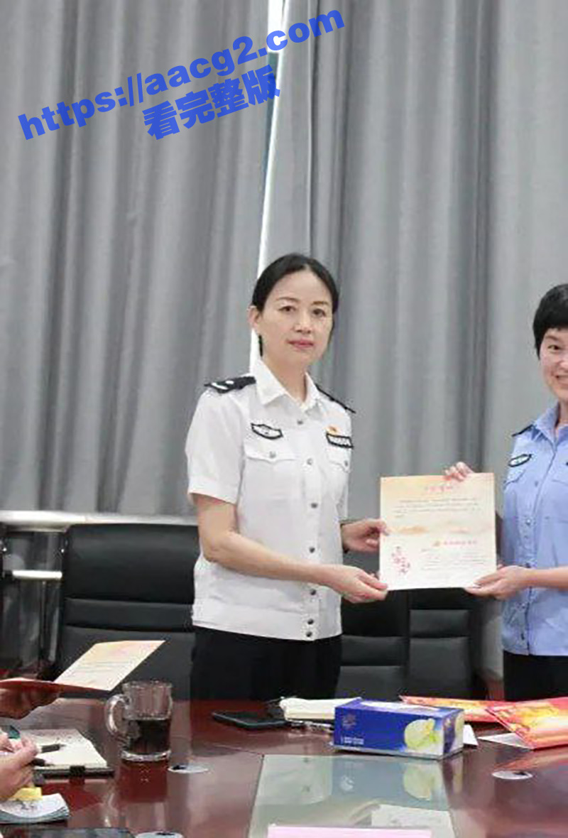 湖北省宜昌市公安局女局长 上厕所时竟惨遭偷拍 小穴全部曝光 连尿尿模样都被看得一清二楚