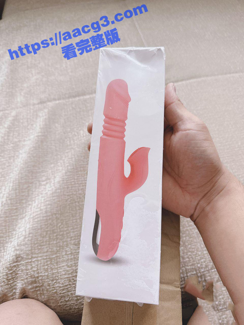 妹妹竟然偷偷买按摩棒自慰 而且自慰时竟然不锁门 这下可让偷窥到全过程的哥哥抓到把柄了