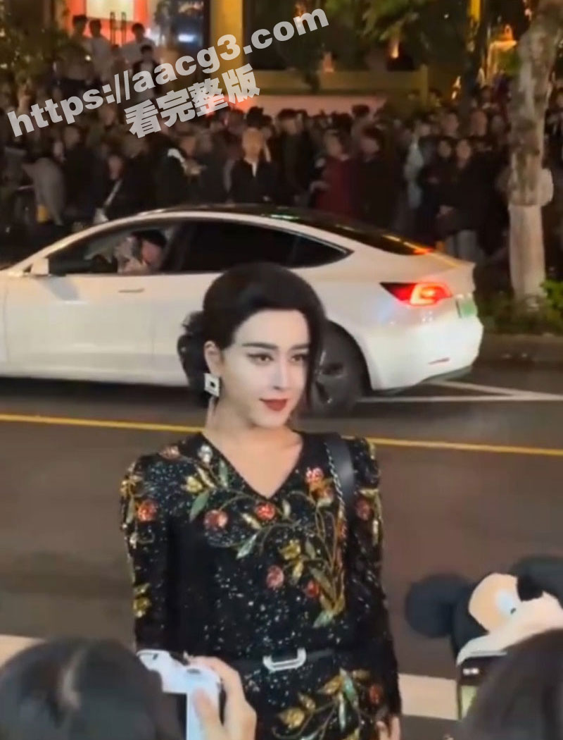 上海万圣节 年轻人转战中山公园 大量Coser被警察带走 强硬态度反而激发了年轻人的反抗情绪