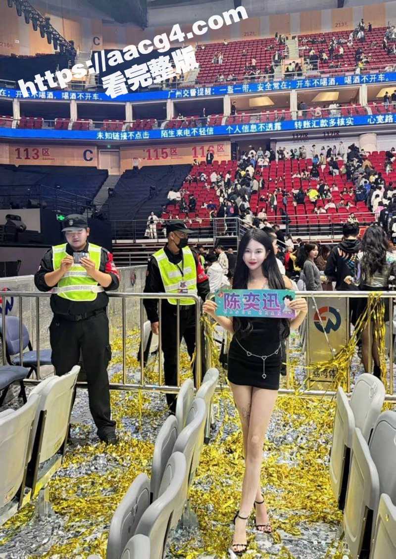 清纯女大学生 为求 陈奕迅 演唱会门票 不惜千里送逼 吃鸡的样子十分熟练 清纯女神私下也是个反差婊啊