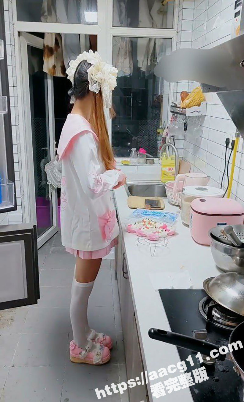 妹妹穿着洛丽塔在厨房做菜 发现里面竟然没有穿内裤 二话不说掏出鸡巴就是干 直到妹妹高潮失神才停下来...