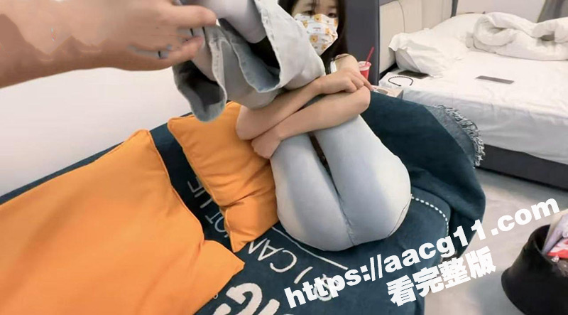 海角 高中表妹是我女友 新作 表妹跟她老公打着电话被我疯狂抽插 射了一脚踩着精液回家