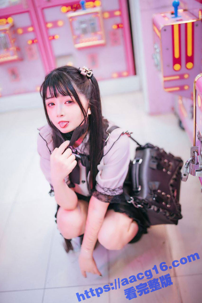 推特COSER 落落Raku特辑！极品女神反差妹 萝莉造型 私密影片 湿润嫩穴极其诱人 ！