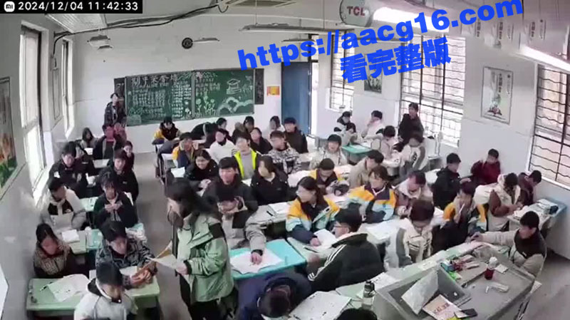 河南某校老师用棍子打学生 被学生反杀！这种老师搞不好早晚被学生献忠！1分23秒完整版视频