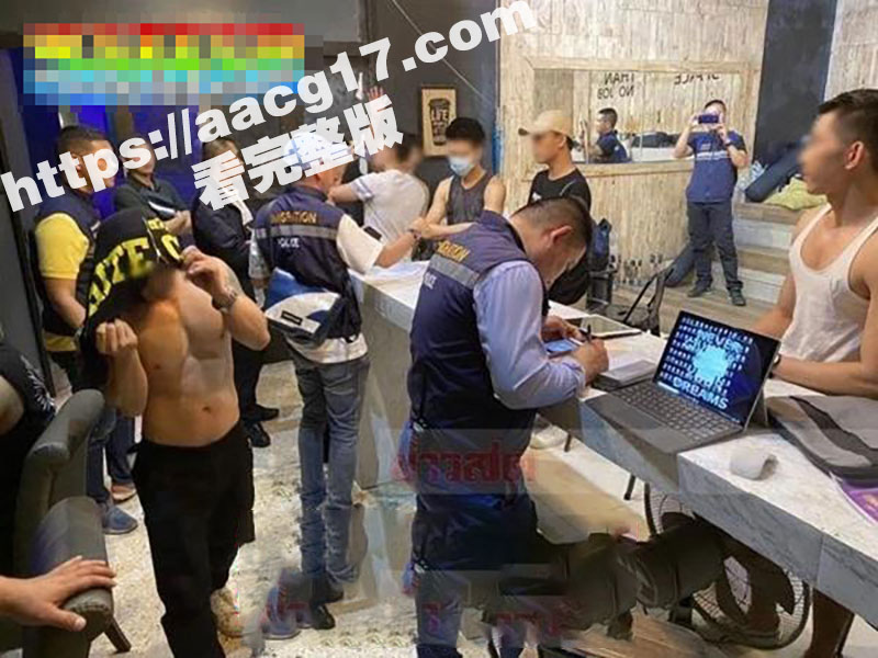百人大战拼刺刀！震惊！泰国 100多名“男同性恋”被捕 豪华酒店群趴 现场操逼吸毒视频曝光！