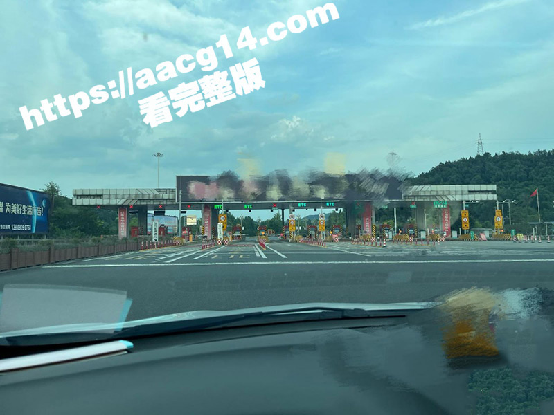 海角英勇小钢炮与大嫂的乱伦史 大嫂正在享受大鸡巴不停的抽插 大哥却突然打来电话叫大嫂下楼