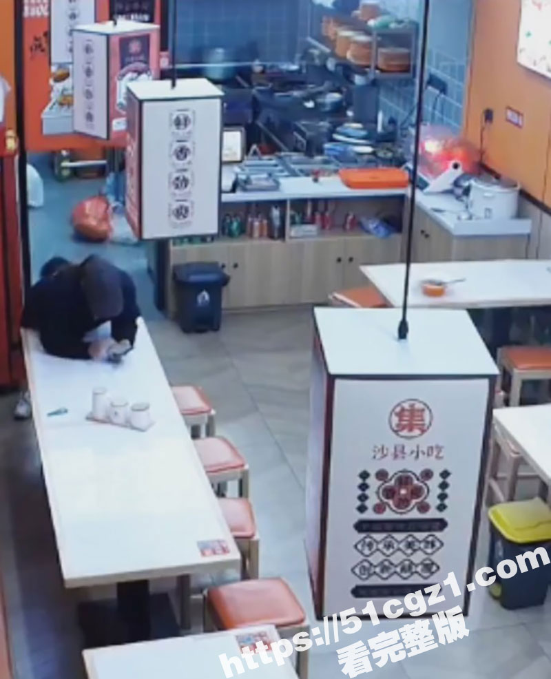 沙县小吃猥琐男偷吻女生屁股被曝光 哥们大屌已经饥渴难耐了！真是世间之大无奇不有！