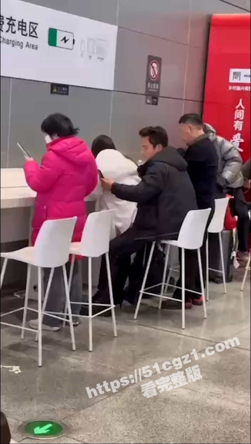 广州南站的激情一幕 高铁站直接后入啪啪 还假装玩手机骗自己？
