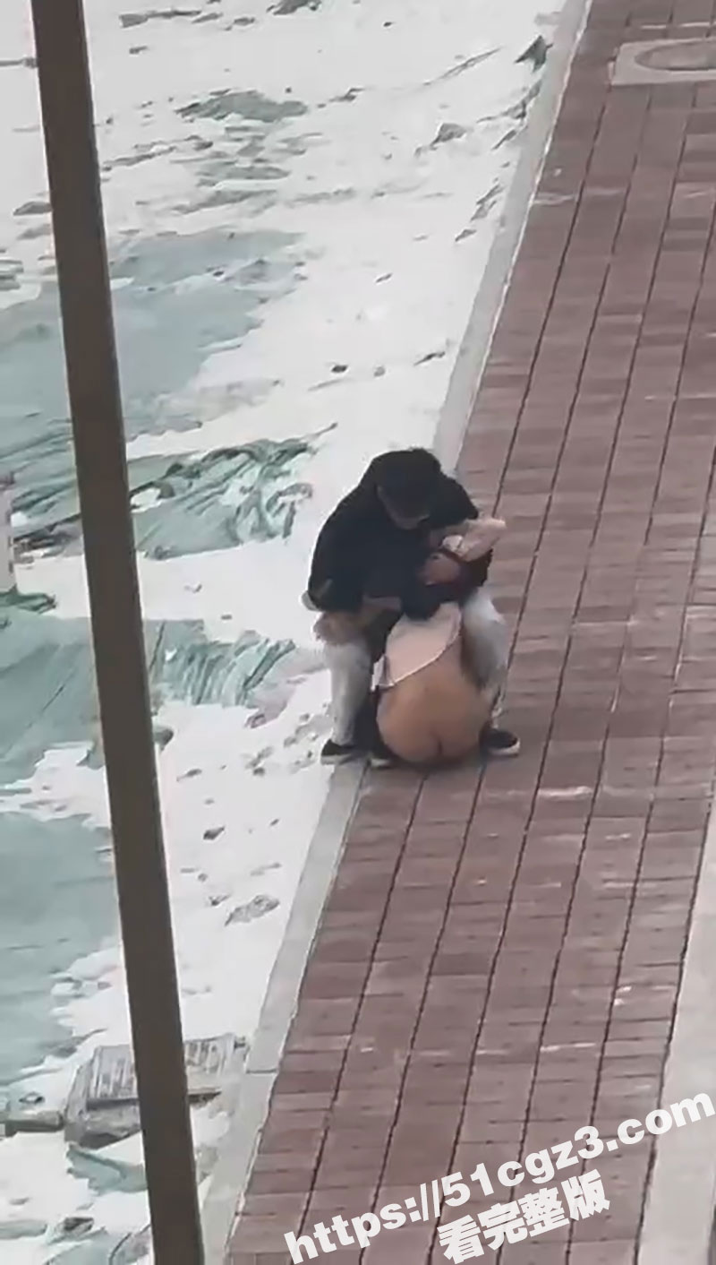 东北某学校大冬天雪地惊现裸女 和男友闹脾气一言不合就脱光！妹子你这思维有点惊奇呢