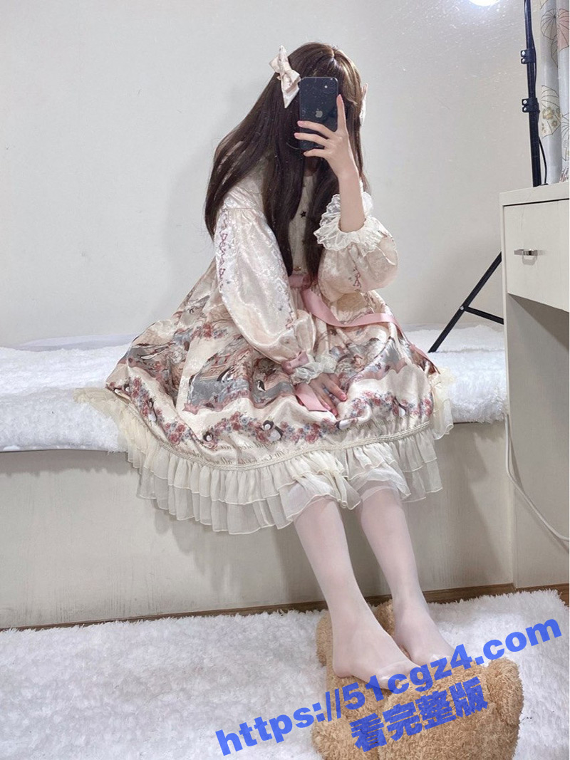 宅男女神 万人撸的粉色萝莉 仙仙桃 新作Lolita摇篮曲 白丝足交自慰 这奶子和小穴太嫩了