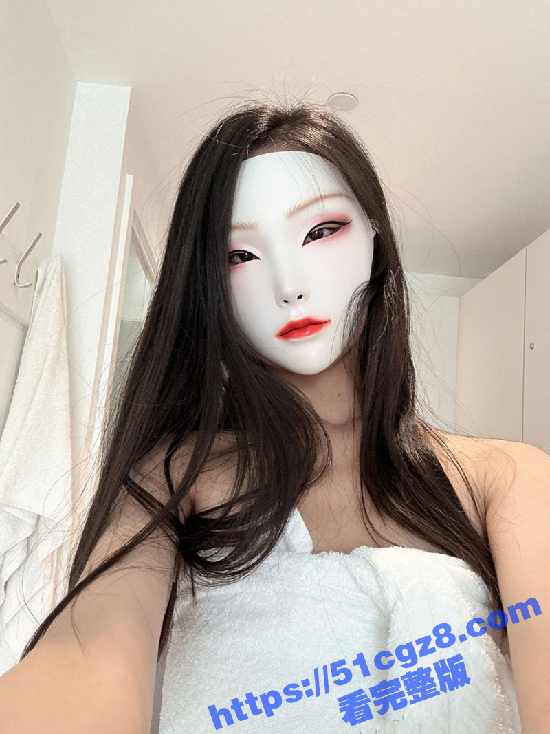OF人气面具女网黄 sadmiss 长腿黑丝展示诱人身材 被大屌男暴力抽打后入骑操