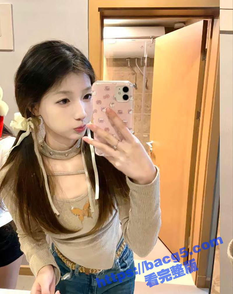 湖北金融系反差校园女神性爱视频 被瓜友投稿曝光 外表清纯私下淫荡至极 这是得不到就曝光啊！