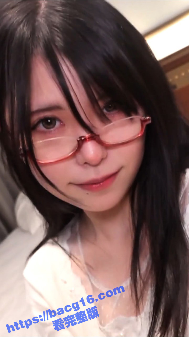 眼镜妹就是骚啊！光是这个表情就让你受不了 一看平时就没少磨练啊 跟魅魔一样像是个无法满足的容器