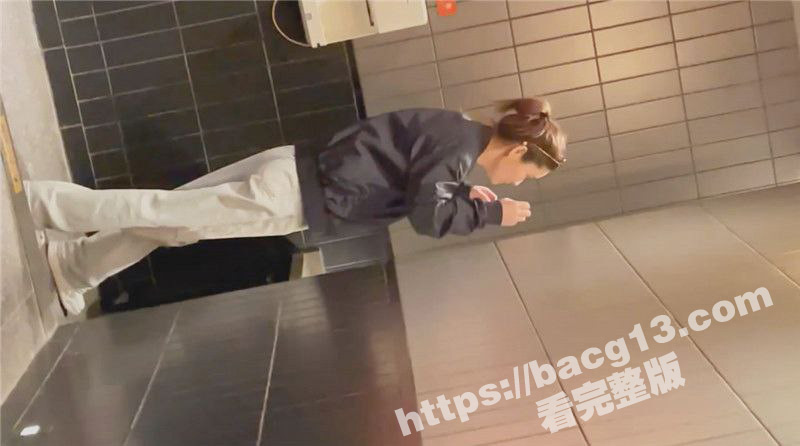 火锅店女厕全景偷拍 好几位高颜值小姐姐尿尿 这粉嫩美鲍鱼太漂亮了