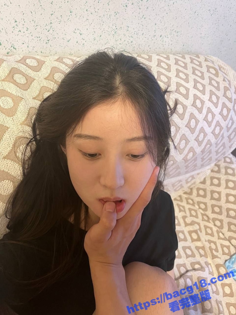 乖巧女大学生被调教成母狗 配合男友各种姿势露出 被按在床上后入爆操！