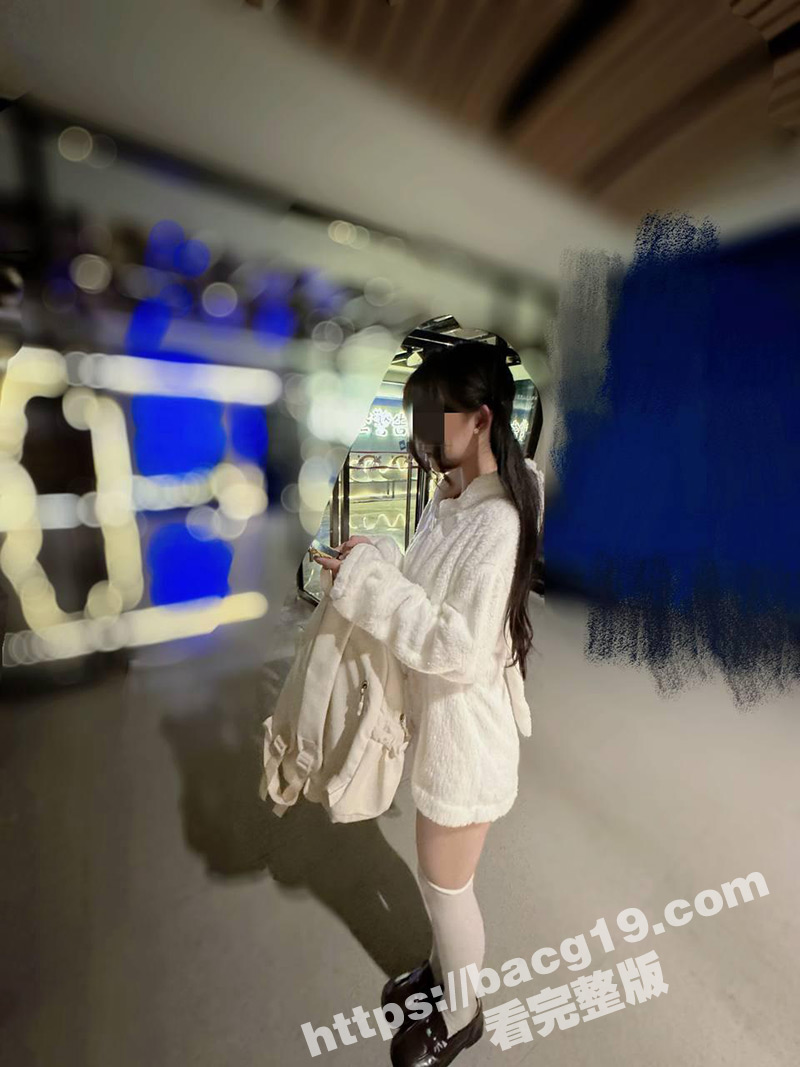 海角 萝莉小表妹 新作 影院里表妹酒精上头 扒开我的裤子就口交 在狭小空间猛操内射白虎嫩穴