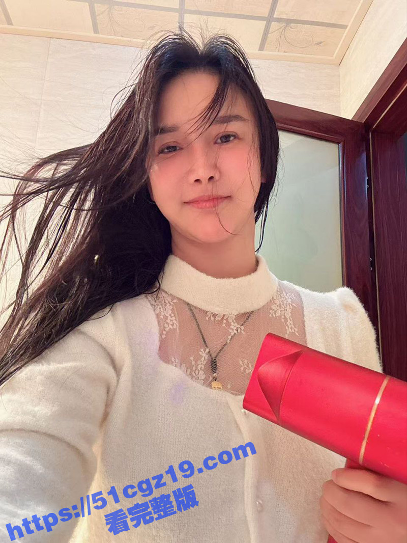 上海反差人妻 叶沐晓 背着老公出轨偷情 被炮友调教成极品母狗 经常与好兄弟分享多人群P