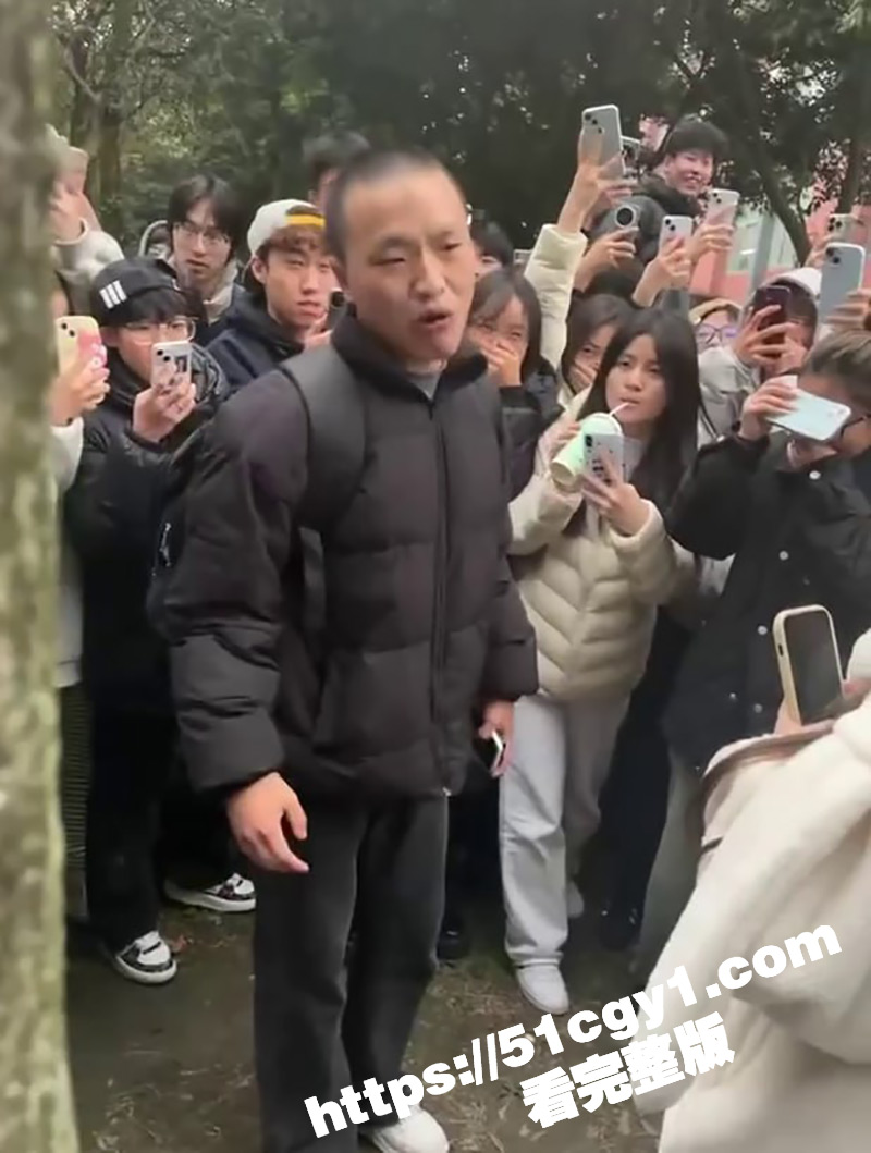 成都托普学院 纯爱战神被绿 现场哭诉导致大量学生围观嘲笑！ 25年第一位纯爱战士应声倒地！