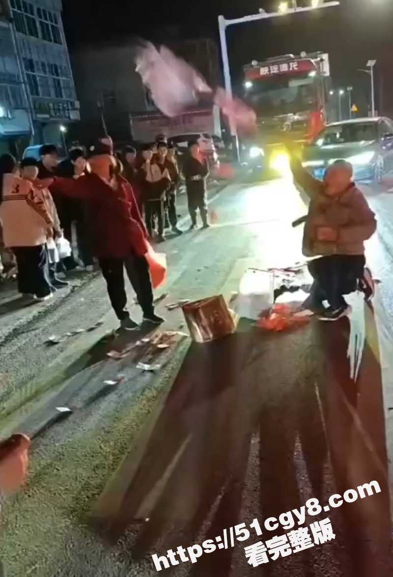 安徽男子突发精神病 当街撒现金几十万 现场视频曝出！
