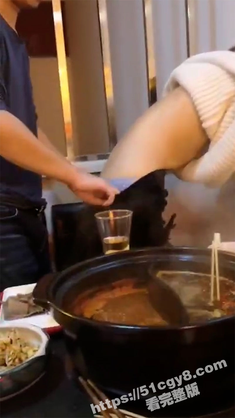 极品绿帽夫妻 好兄弟吃着火锅扣着淫妻的逼 绿帽男拍摄记录 这样好兄弟请给我来一个！