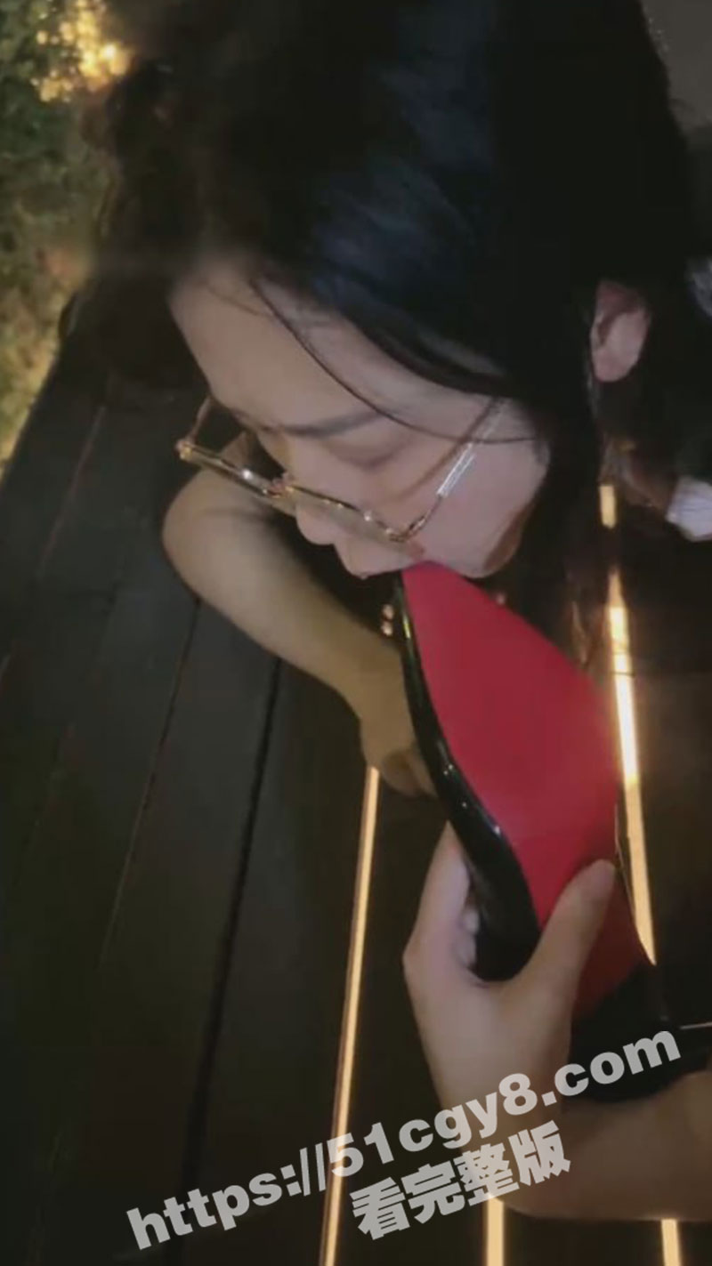 女王马路上调教小母狗-2