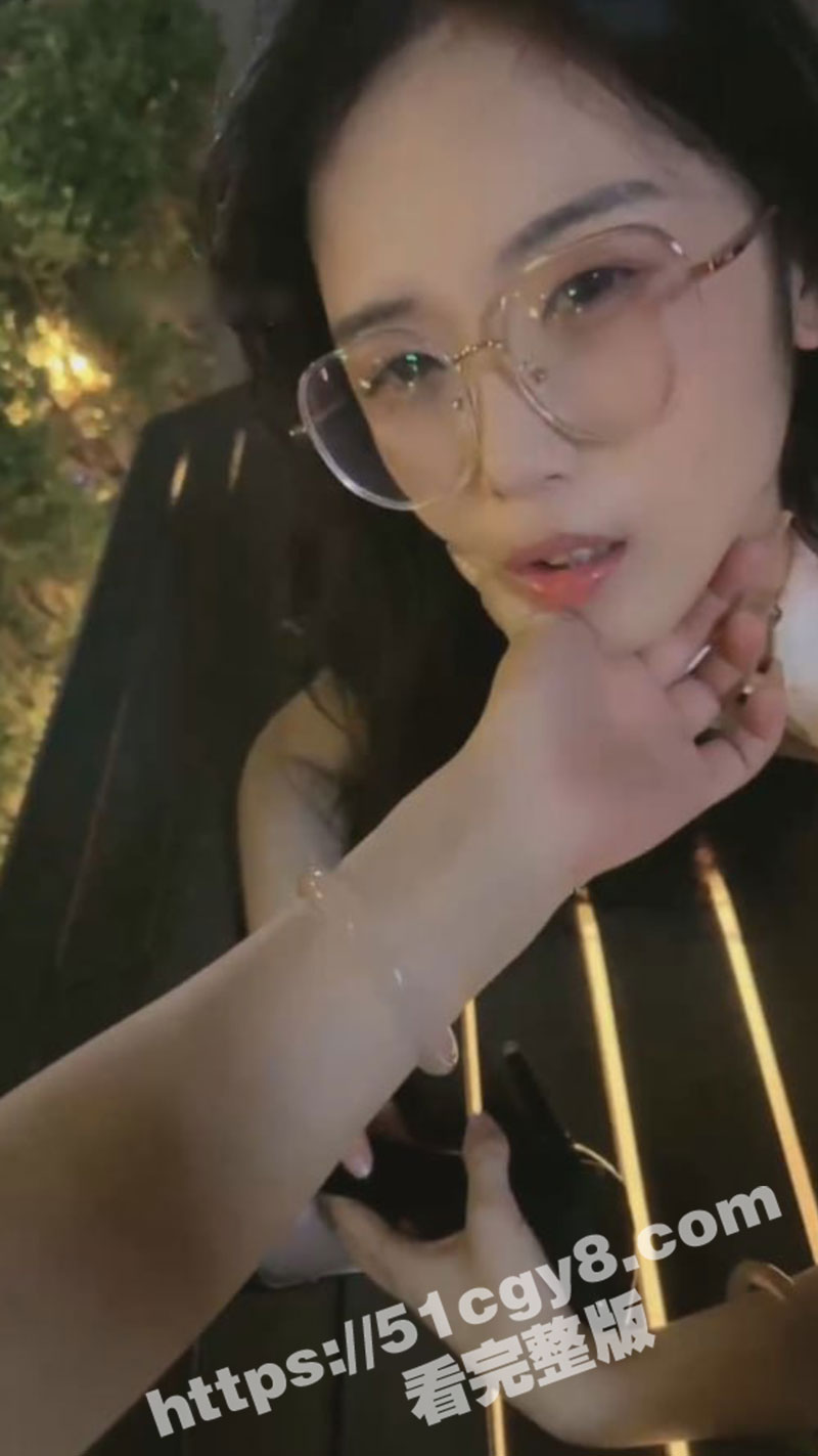 女王马路上调教小母狗-3