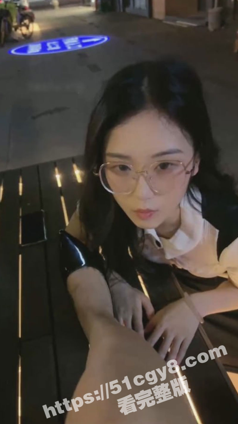高颜值女王调教！淫贱眼镜妹被冷酷女王肆意调教 各种户外扇脸舔鞋舔脚 骚穴塞跳弹 变态看了都要直呼我靠！