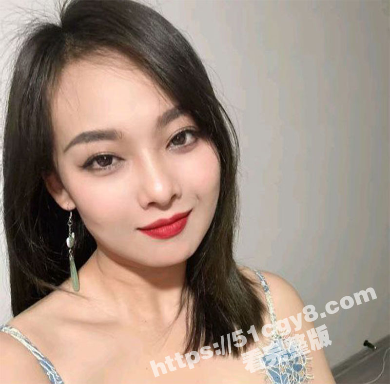 贵州茅台酒专卖店老板娘 闪总 下海拍摄各种 乱伦剧情丝足诱惑视频 看来还是卖福利来钱快啊！