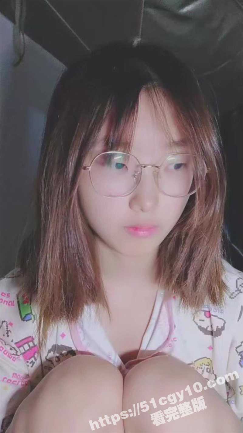极品反差眼镜妹 安安宝贝 学校宿舍拉上帘子就开始扣逼自慰直播赚钱 怕惊醒舍友小心翼翼的样子十分反差！