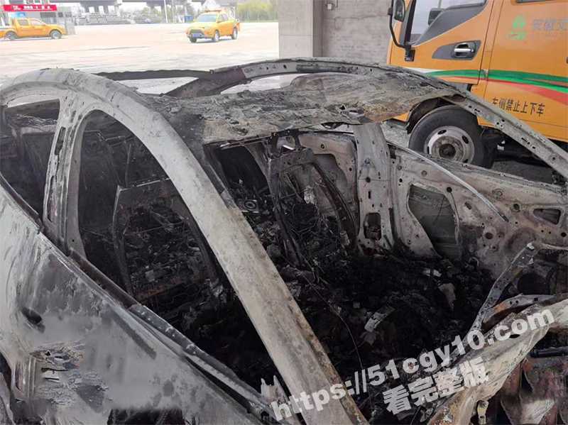 小米su7车祸爆燃女生尸体曝光-8